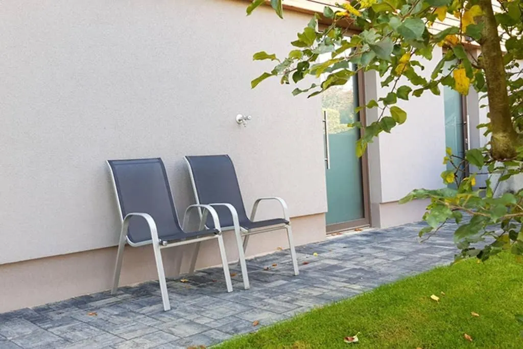 Suite With Back Garden contacts